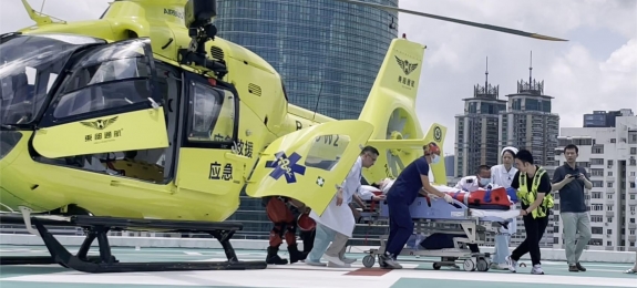 紧急救援，东部通航直升机飞行27分钟，为交通事故伤者搭起生命应急通道